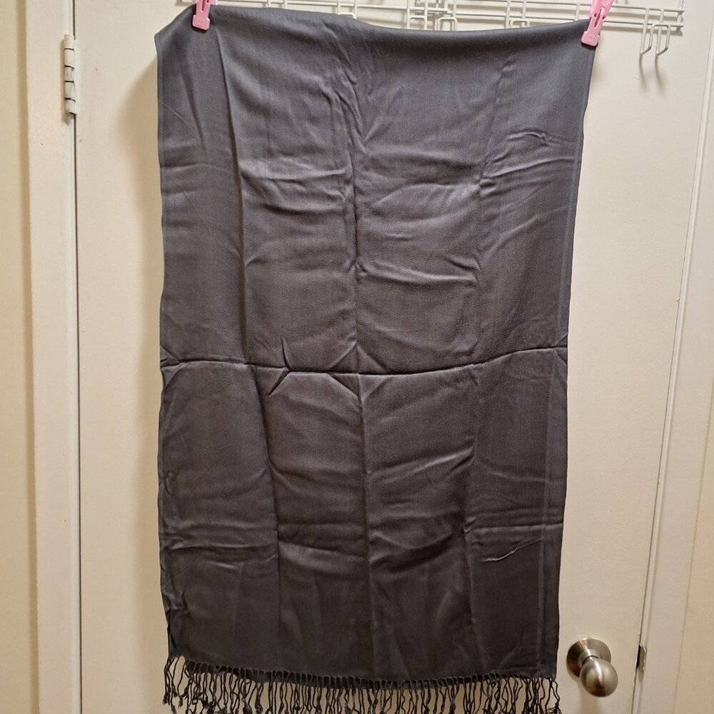 GRAY SCARF. - Picture 2 of 2